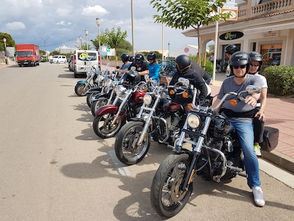 Motorbike rental Mallorca - Biker group getting ready